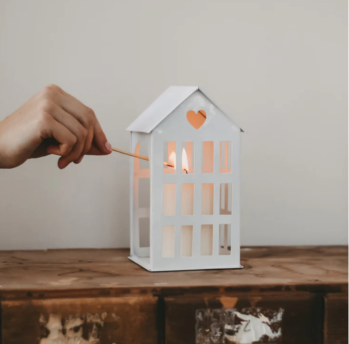 Metallhaus Mittel weiß