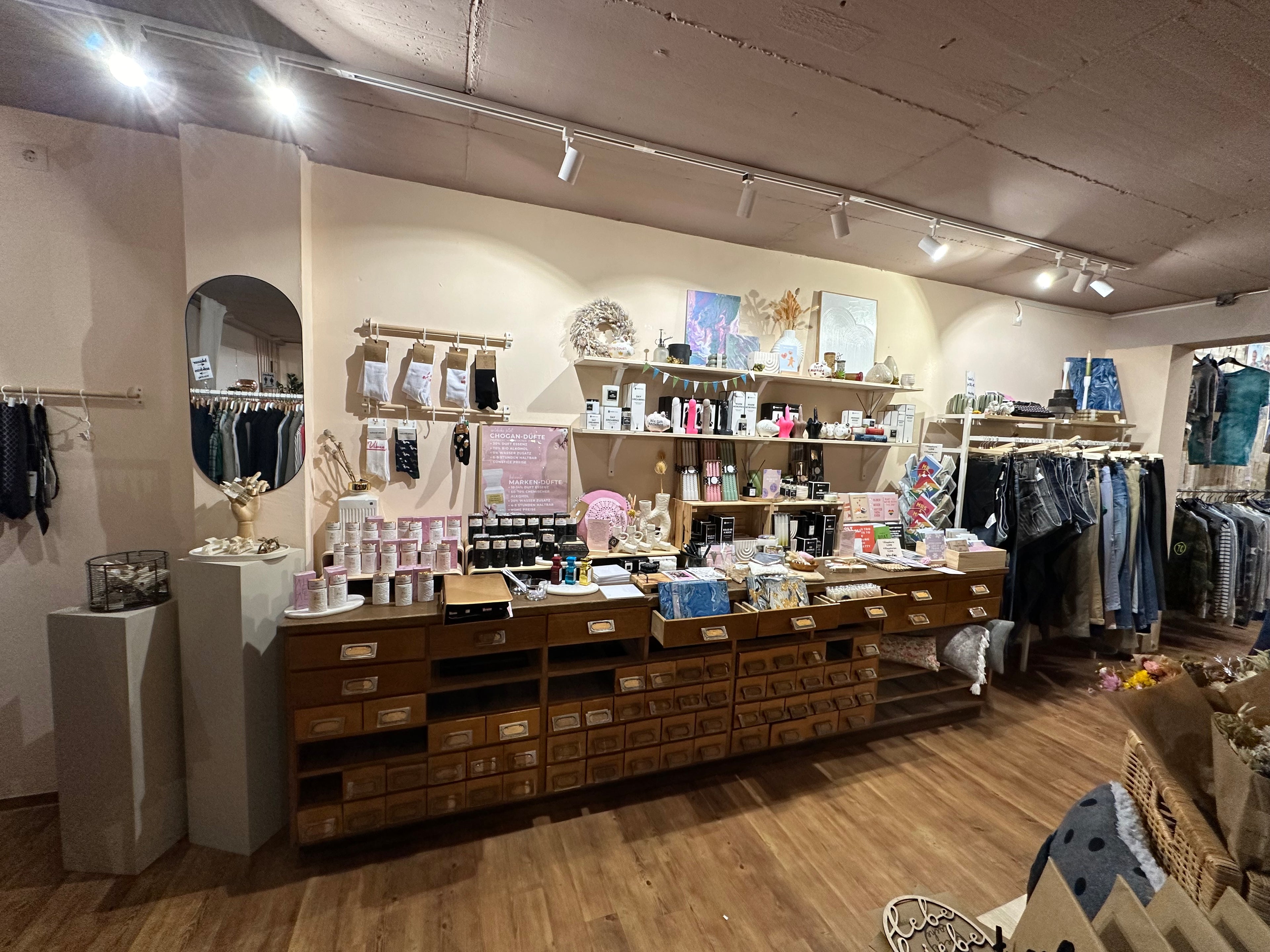 tres chig studio kleve, innenstadt Kleve, Gasthausstrasse, Secondhand Kleidung, Conceptstore, Dekoartikel, Geschenkartikel, Handgemachte Produkte, Vintage Kleidung, Parfüm, Chogan, Housevitamin, Eulenschnitt