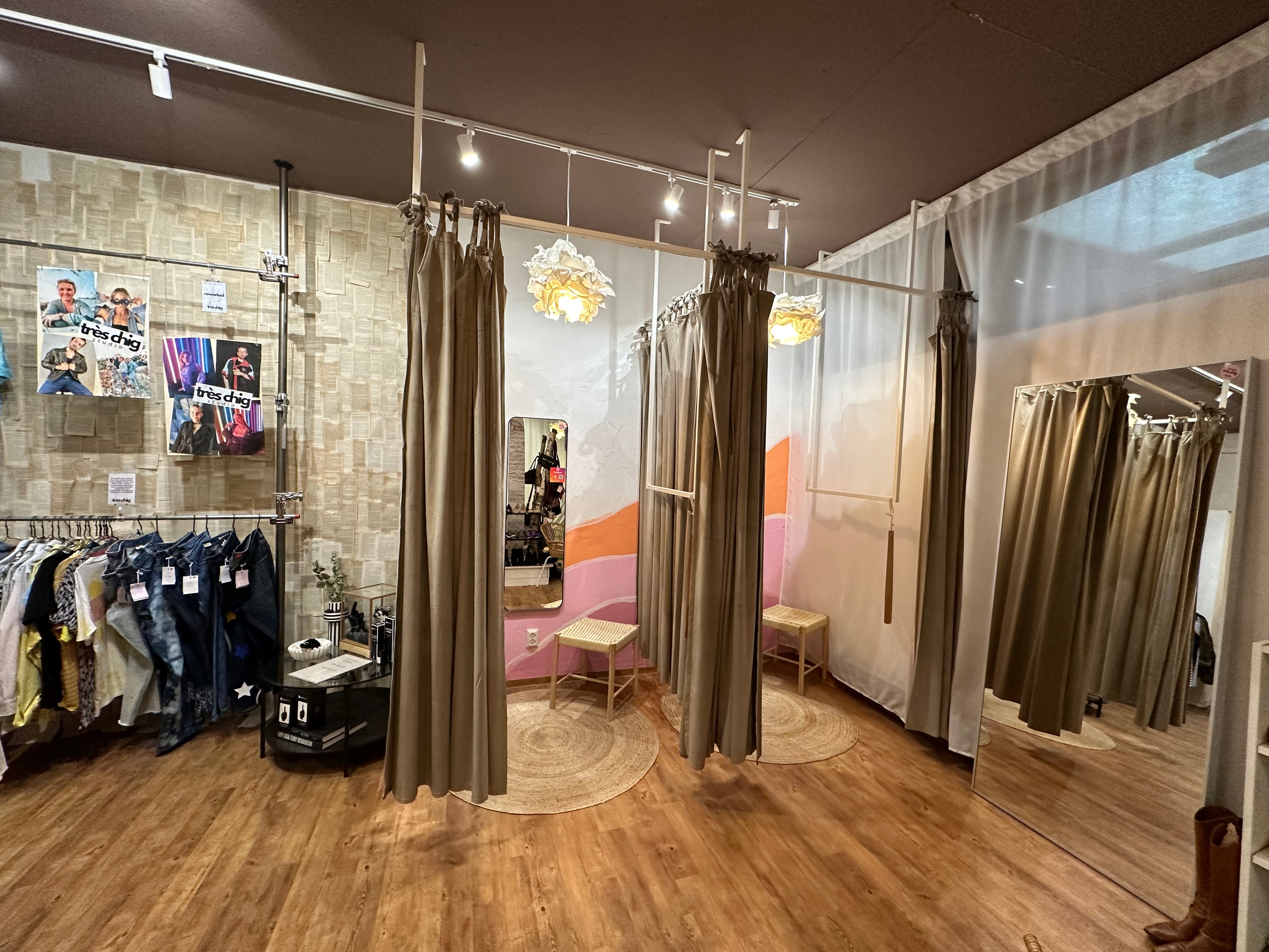 tres chig studio kleve, innenstadt Kleve, Gasthausstrasse, Secondhand Kleidung, Conceptstore, Dekoartikel, Geschenkartikel, Handgemachte Produkte, Vintage Kleidung, Parfüm, Chogan, Housevitamin, Eulenschnitt, Umkleidekabine, Umkleide