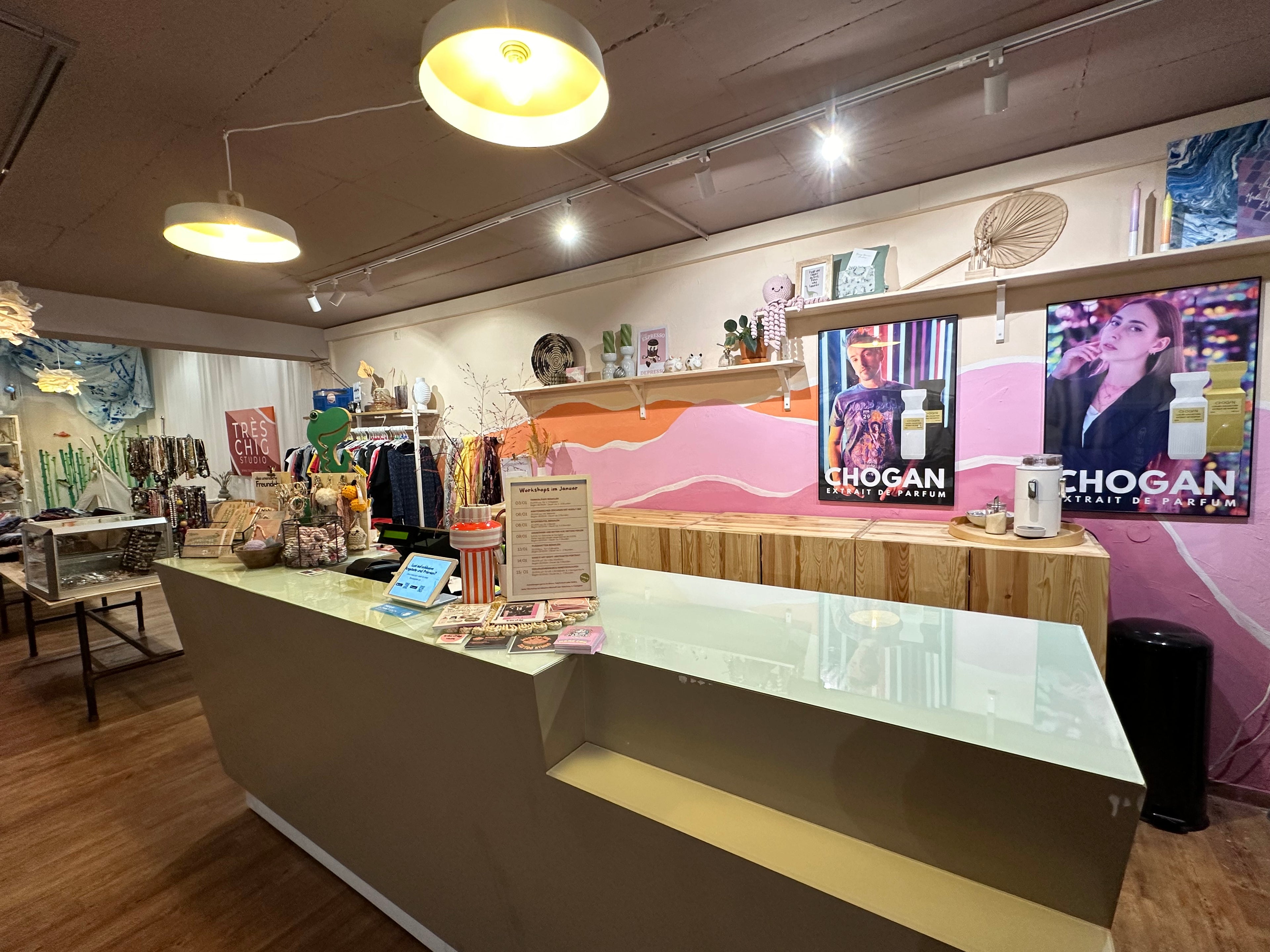 tres chig studio kleve, innenstadt Kleve, Gasthausstrasse, Secondhand Kleidung, Conceptstore, Dekoartikel, Geschenkartikel, Handgemachte Produkte, Vintage Kleidung, Parfüm, Chogan, Housevitamin, Eulenschnitt