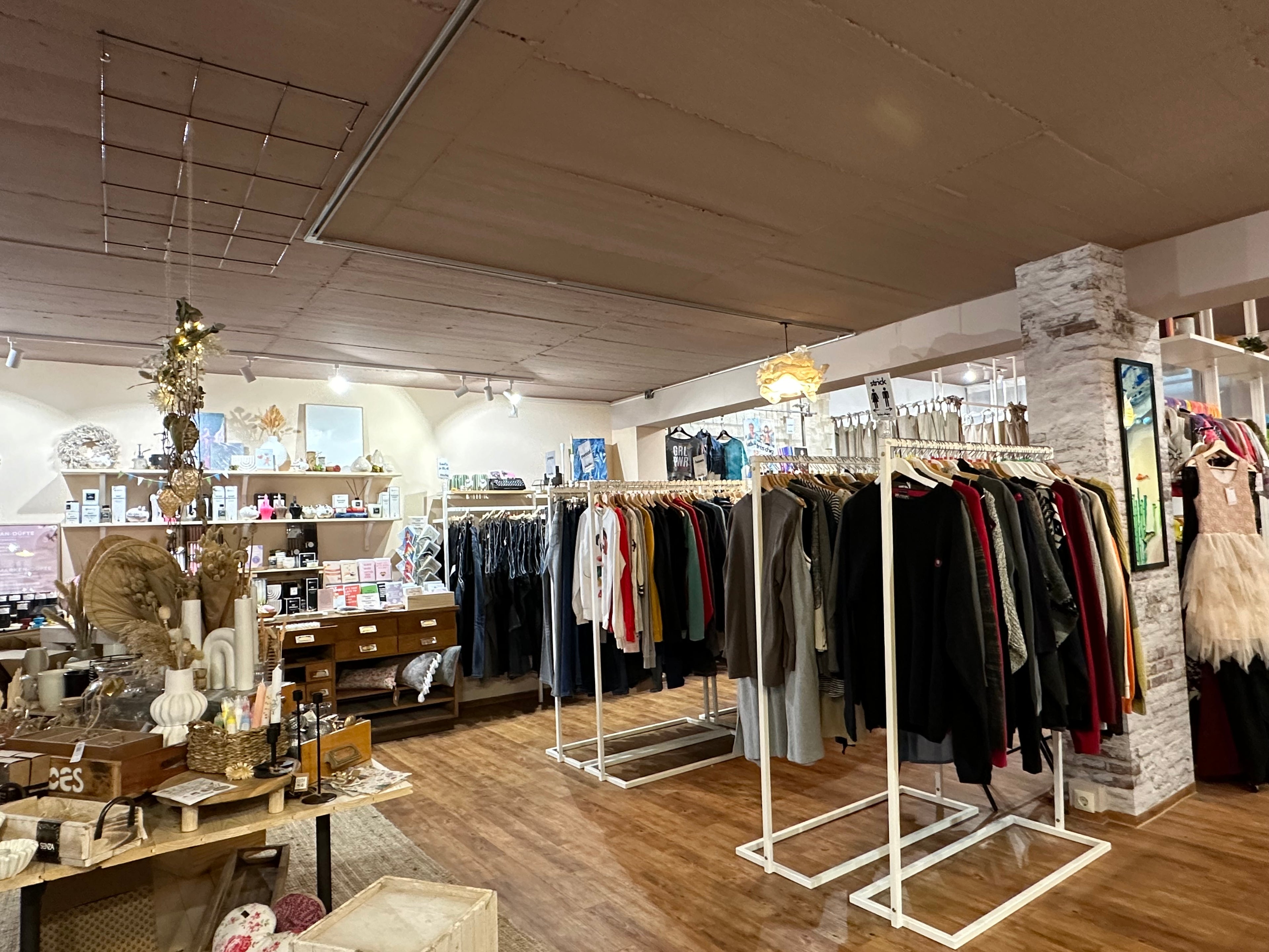 tres chig studio kleve, innenstadt Kleve, Gasthausstrasse, Secondhand Kleidung, Conceptstore, Dekoartikel, Geschenkartikel, Handgemachte Produkte, Vintage Kleidung, Parfüm, Chogan, Housevitamin, Eulenschnitt