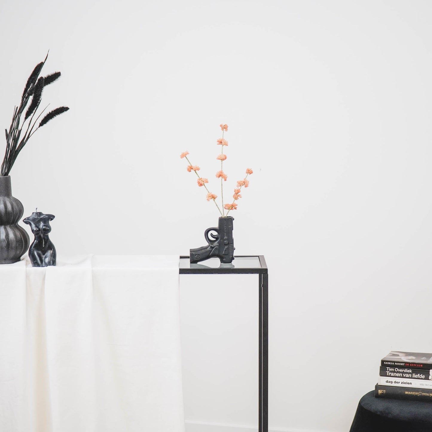 Pistolen-Vase "Hands up!" in Schwarz
