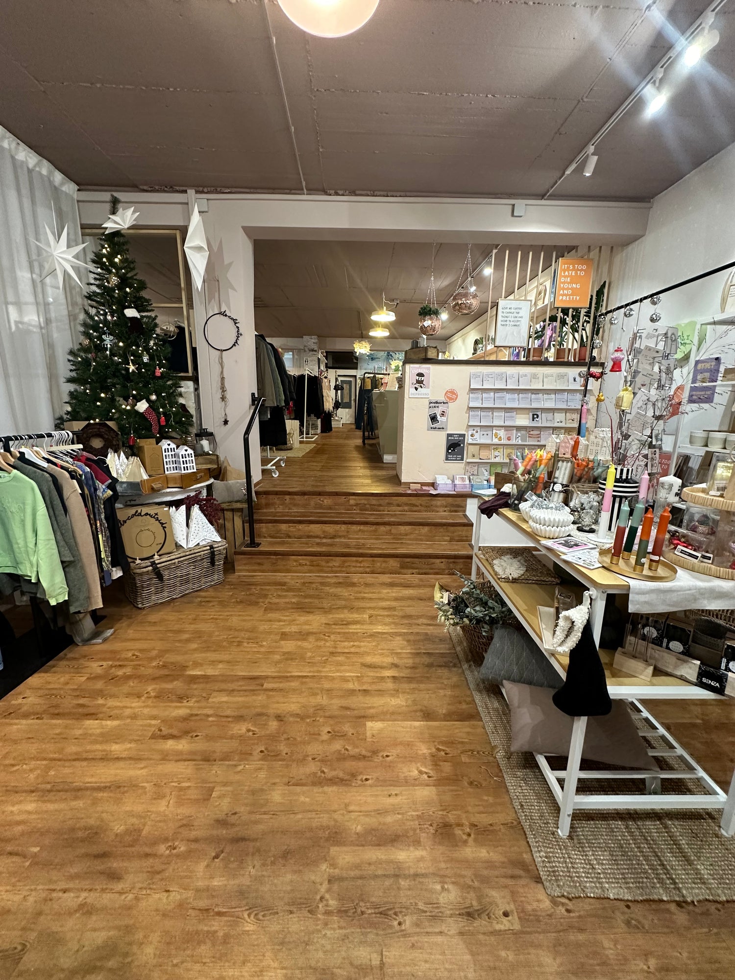 tres chig studio kleve, innenstadt Kleve, Gasthausstrasse, Secondhand Kleidung, Conceptstore, Dekoartikel, Geschenkartikel, Handgemachte Produkte, Vintage Kleidung, Parfüm, Chogan, Housevitamin, Eulenschnitt, Eingang, Eingangsbereich